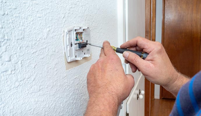 Professional repairing thermostat.